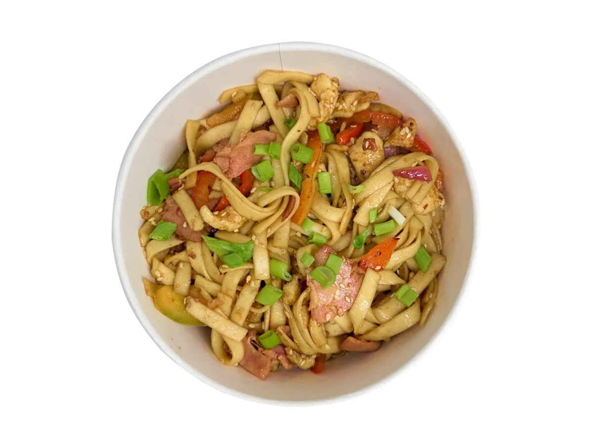 Удон с курицей, красный луком и соусом кимчи